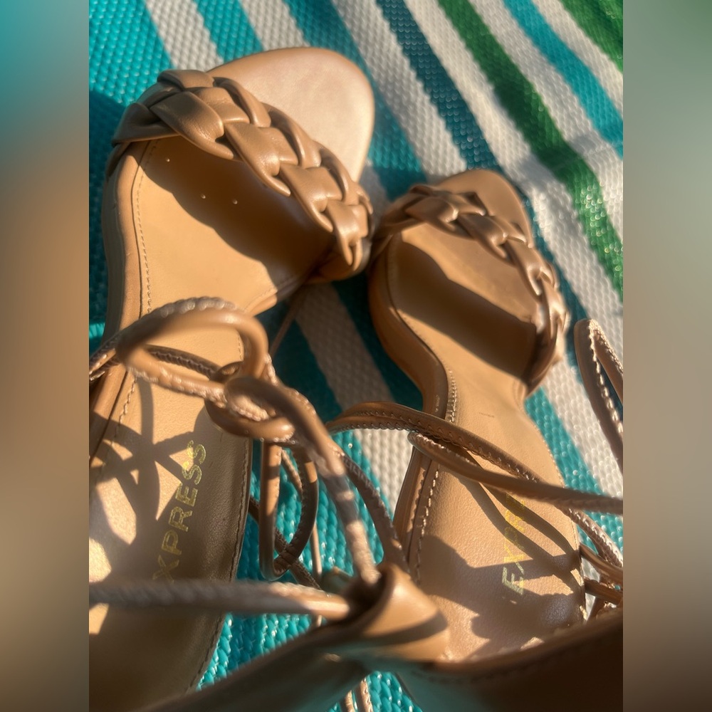 Express Tan Heeled Shoes with Moccasin Stitching